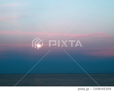 どんよりとした月明かりのバルト海 どんよりとした月明かりのバルト海 109648309