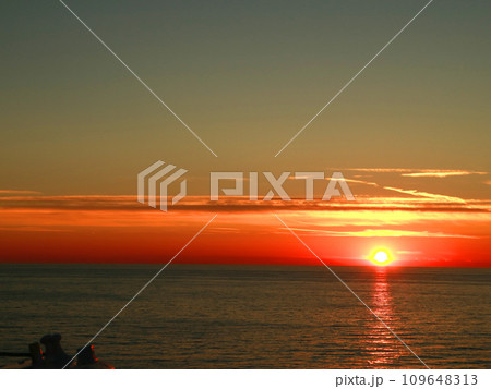 夜の10時頃バルト海に沈む太陽 109648313