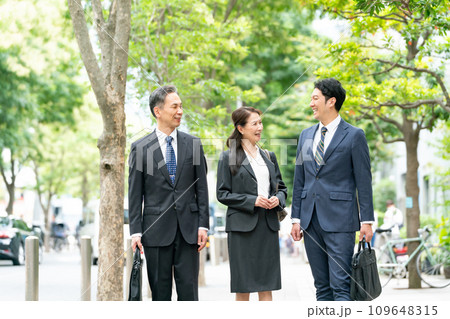ビジネスパーソン 歩く男女 ビジネスパーソン 歩く男女 109648315