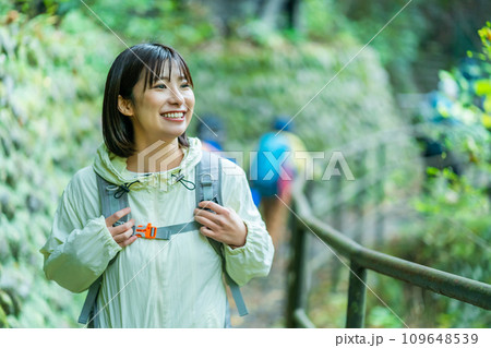 ハイキングを楽しむ女性　休日に山でリフレッシュする女性 109648539