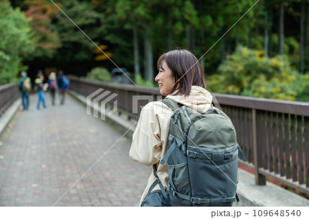 ハイキングを楽しむ女性　休日に山でリフレッシュする女性 109648540