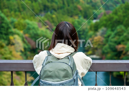 ハイキングを楽しむ女性 休日に山でリフレッシュする女性 ハイキングを楽しむ女性 休日に山でリフレッシュする女性 109648543