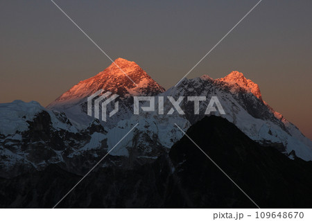 Last sunlight of the day touching the peaks of Mount Everest and Lhotse, Nepal. 109648670