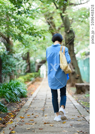 寂しい帰り道　ミドル女性 109648828