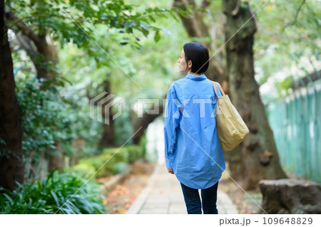 寂しい帰り道　ミドル女性 109648829