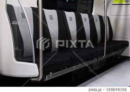 【アストラムライン】7000系の座席（広島新交通1号線：本通駅） 109649106