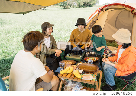 キャンプ料理を楽しむ家族・アウトドアイメージ キャンプ料理を楽しむ家族・アウトドアイメージ 109649250