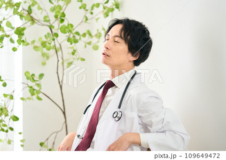 疲労する医師 109649472