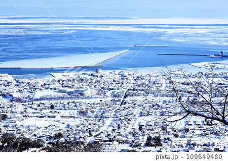 青空と流氷が広がる北海道紋別市 青空と流氷が広がる北海道紋別市 109649480