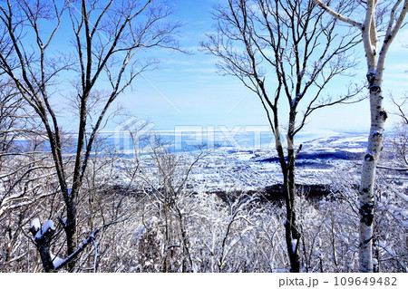 青空と流氷が広がる北海道紋別市 109649482