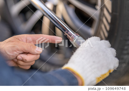 タイヤ交換　トルクレンチ　ナットの締め付け状態　規定トルク確認　アルミホイール 109649748