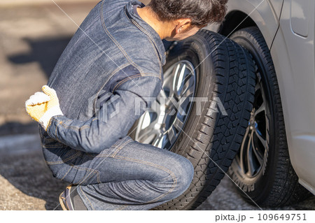 タイヤ交換　スタッドレスタイヤ　交換作業　腰痛 109649751