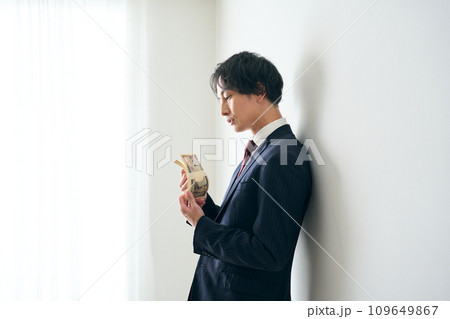札束を手に持つ男性 札束を手に持つ男性 109649867