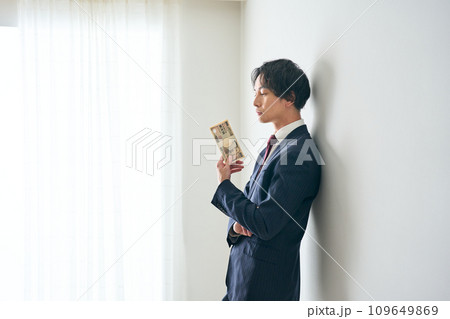 札束を手に持つ男性 札束を手に持つ男性 109649869