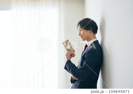 札束を手に持つ男性 109649871