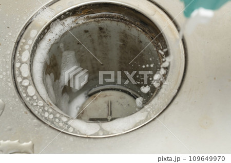 排水口の汚れ 洗剤を吹きかける 泡 排水口の汚れ 洗剤を吹きかける 泡 109649970