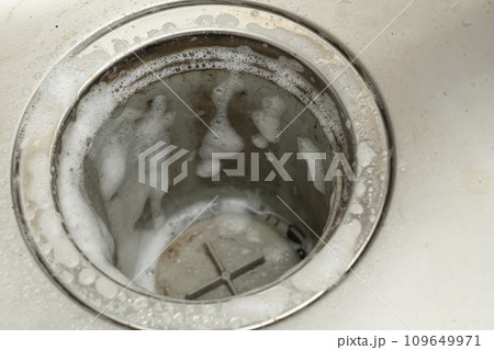 排水口の汚れ 洗剤を吹きかける 泡 排水口の汚れ 洗剤を吹きかける 泡 109649971