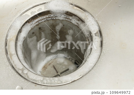 排水口の汚れ 洗剤を吹きかける　泡 109649972