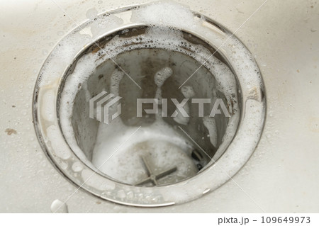 排水口の汚れ 洗剤を吹きかける　泡 109649973