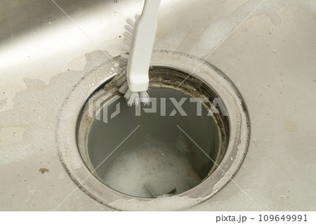 排水口の汚れ ブラシでこする たわし 排水口の汚れ ブラシでこする たわし 109649991