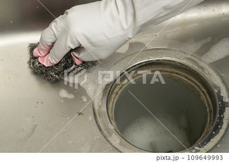 排水口の汚れ ブラシでこする　たわし 109649993