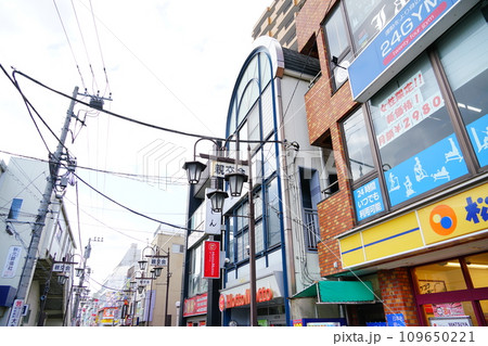 葛飾区お花茶屋駅前の商店街 葛飾区お花茶屋駅前の商店街 109650221