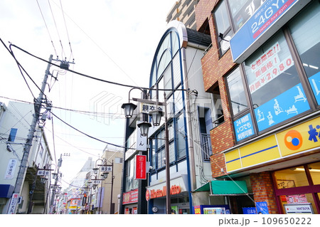 東京葛飾区お花茶屋駅前の商店街 東京葛飾区お花茶屋駅前の商店街 109650222