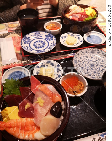 鮮魚料理屋の海鮮丼 109650260