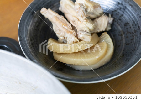 手羽中と大根の煮物 よそう 盛り付け 手羽中と大根の煮物 よそう 盛り付け 109650331