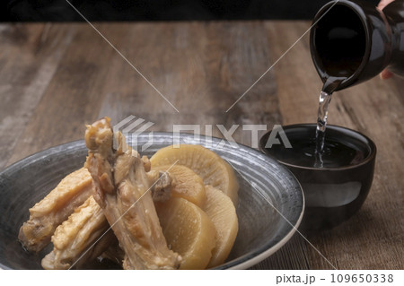 手羽中と大根の煮物 酒 日本酒 注ぐ 109650338