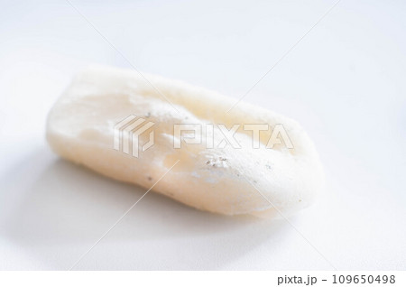 薄っすらカビが生えた餅 109650498