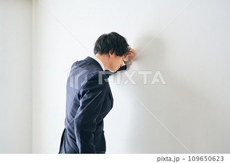 後悔する男性 後悔する男性 109650623