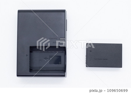 白い背景と黒いバッテリーと充電器 白い背景と黒いバッテリーと充電器 109650699