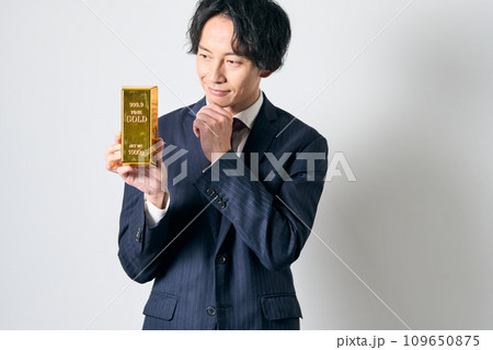 金塊を持つ男性 109650875