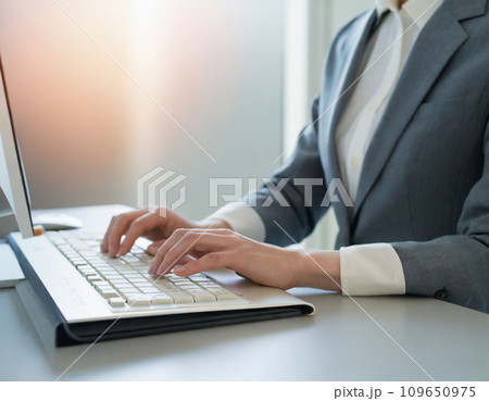 パソコンを操作する女性の手元 Generative AI 109650975