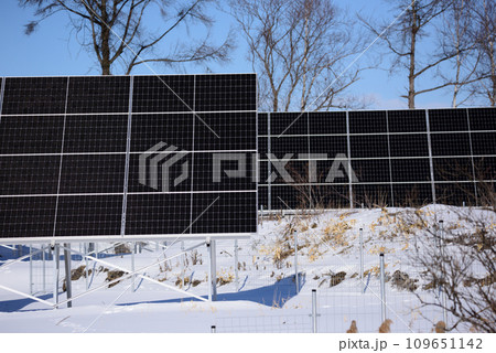 北海道　冬の太陽光発電パネル 109651142