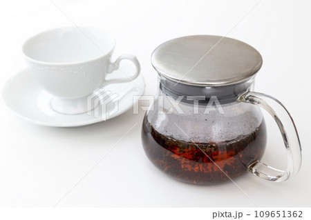 ティーポットに入った紅茶とカップ　白バック 109651362
