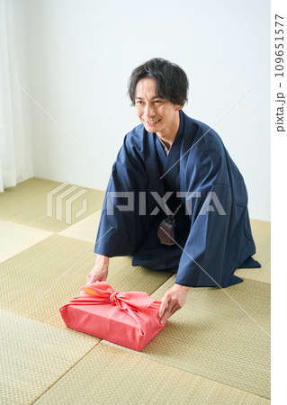 贈り物を差し出す男性 贈り物を差し出す男性 109651577