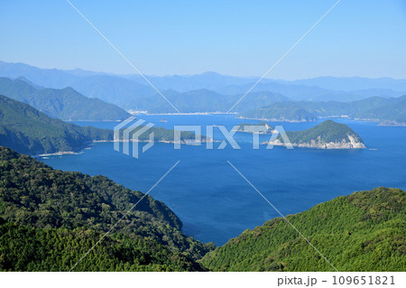 頂山から尾鷲湾に浮かぶ桃頭島・佐波留島を望む　【三重県尾鷲市】 109651821