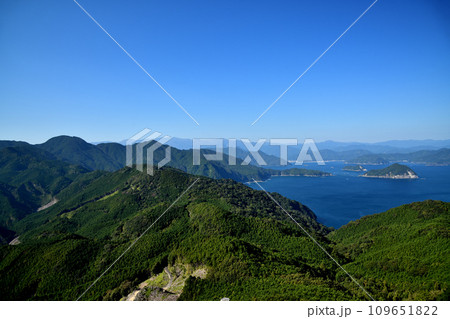 頂山から尾鷲湾に浮かぶ桃頭島・佐波留島を望む 【三重県尾鷲市】 頂山から尾鷲湾に浮かぶ桃頭島・佐波留島を望む 【三重県尾鷲市】 109651822