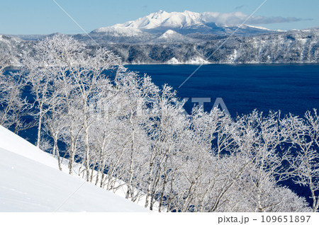樹氷と湖面と斜里岳 樹氷と湖面と斜里岳 109651897