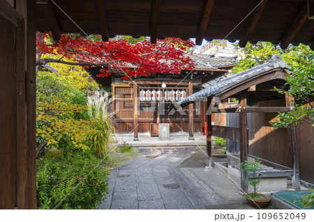 秋の京都　紅葉の季節の祇園の千躰地蔵尊 109652049