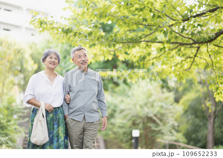 寄り添う笑顔のシニア夫婦 109652233
