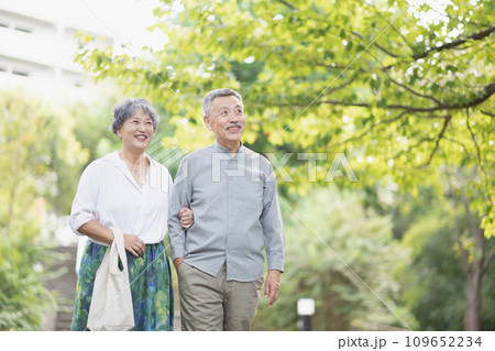 寄り添う笑顔のシニア夫婦 109652234