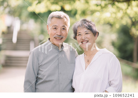 寄り添う笑顔のシニア夫婦 109652241