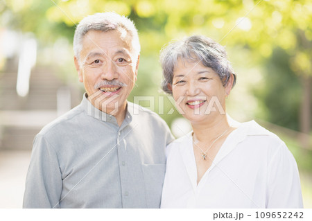 寄り添う笑顔のシニア夫婦 寄り添う笑顔のシニア夫婦 109652242