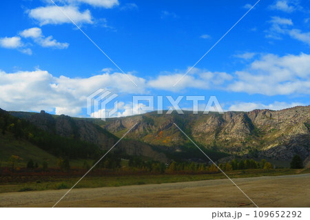 秋のテレルジ国立公園 109652292