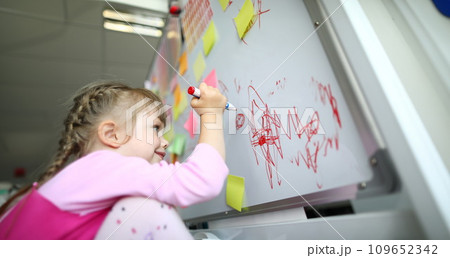 Young smiling kid 109652342