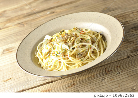 沢山のアサリと赤唐辛子、イタリアンパセリ、ガーリックチップの乗ったボンゴレビアンコ 沢山のアサリと赤唐辛子、イタリアンパセリ、ガーリックチップの乗ったボンゴレビアンコ 109652862