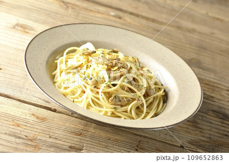 沢山のアサリと赤唐辛子、イタリアンパセリ、ガーリックチップの乗ったボンゴレビアンコ 109652863